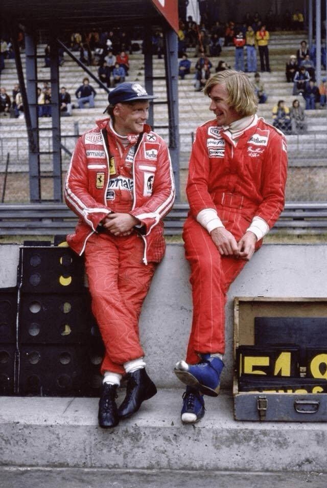 James Hunt'ın kesik ayakkabıları detayı. 1976 Formula 1 Şampiyonu.