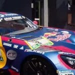 Max Verstappen McDonald's reklamında AMG GT3 ile poz veriyor.