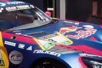 Max Verstappen McDonald's reklamında AMG GT3 ile poz veriyor.