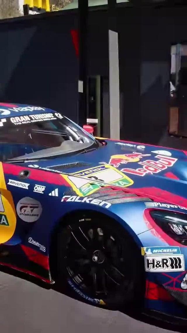 Max Verstappen McDonald's reklamında AMG GT3 ile poz veriyor.