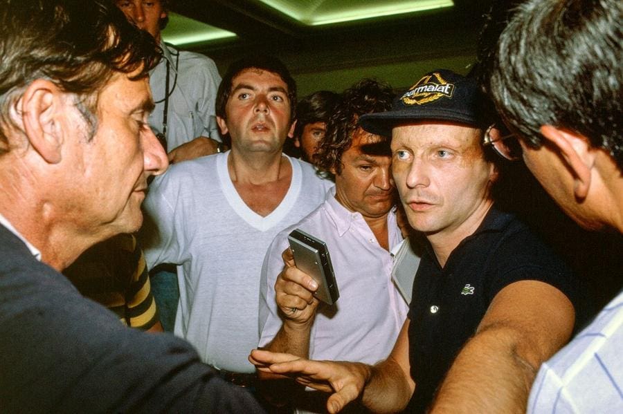 Niki Lauda, 1982'deki F1 sürücü grevi sırasında pilotlarla birlikte.