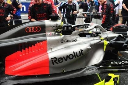 Audi F1 aracı pistte, hız ve dayanıklılık sorunları ön planda, 120 karakter