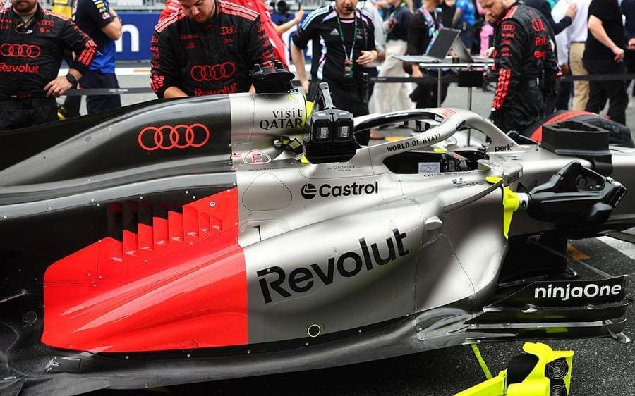 Audi F1 aracı pistte, hız ve dayanıklılık sorunları ön planda, 120 karakter