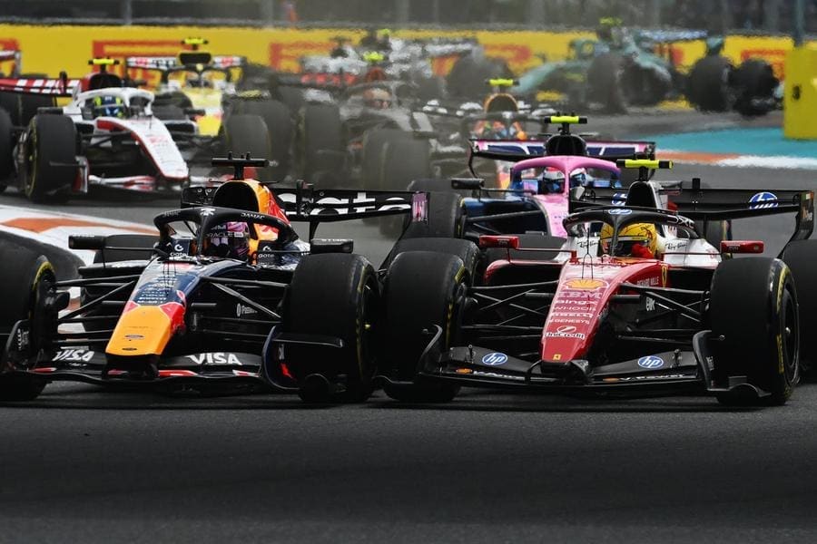 Max Verstappen Miami'de zaferini kutluyor. Verstappen yarış kazanmalı çünkü F1'in geleceği buna bağlı.