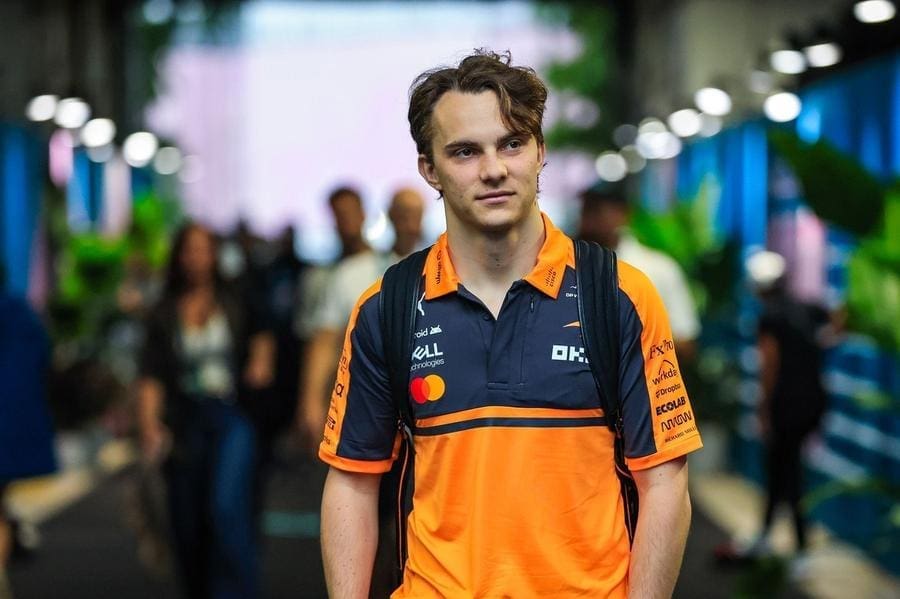 Oscar Piastri ve Red Bull logosu, olası transferi simgeliyor