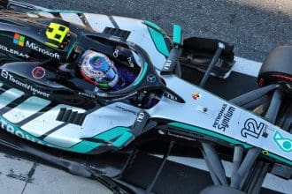 Mercedes F1 aracı pistte, Mercedes F1 zayıflığı manşetlerde