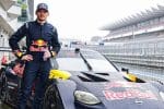 Max Verstappen GT500 aracıyla Fuji pistinde test sürüşü yaparken.