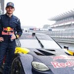 Max Verstappen GT500 aracıyla Fuji pistinde test sürüşü yaparken.