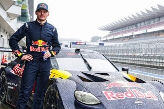 Max Verstappen GT500 aracıyla Fuji pistinde test sürüşü yaparken.