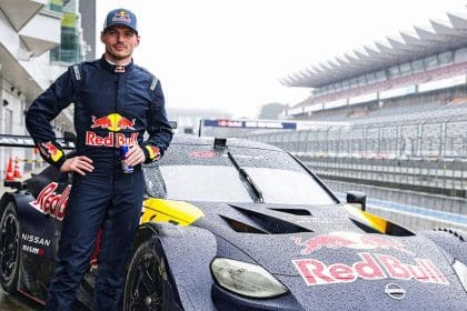 Max Verstappen GT500 aracıyla Fuji pistinde test sürüşü yaparken.