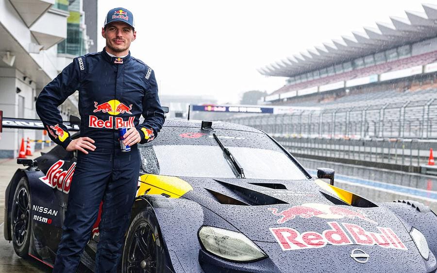 Max Verstappen GT500 aracıyla Fuji pistinde test sürüşü yaparken.