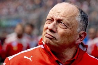 Miami'de tanıtılan Ferrari Güncellemeleri SF-24'e entegre edilmiş halde, pistte görülüyor.