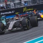 Formula 1 aracı pistte, yol tutuşu ihtiyacı ön planda