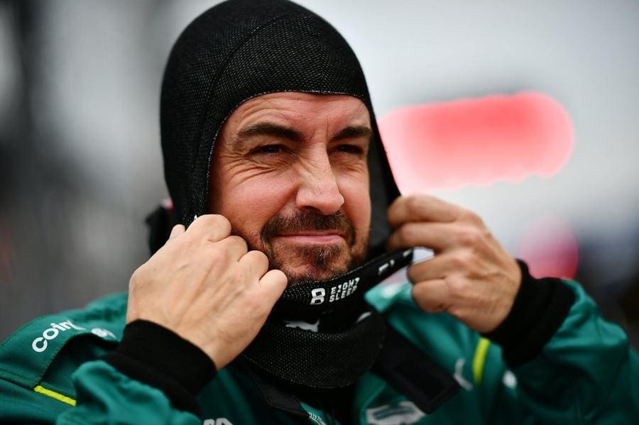 Fernando Alonso ve Aston Martin aracı pistte, Aston Martin Geliştirmeleri bekleniyor.