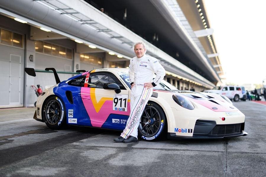Jacques Villeneuve Porsche Supercup'ta yarışırken, heyecan dorukta! 🏎️
