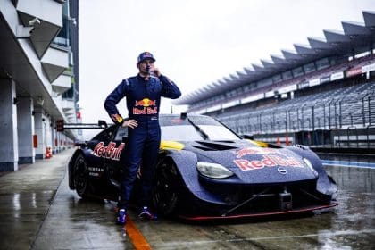 Max Verstappen Super GT aracıyla drift atarken, Japonya, 125 karakter max