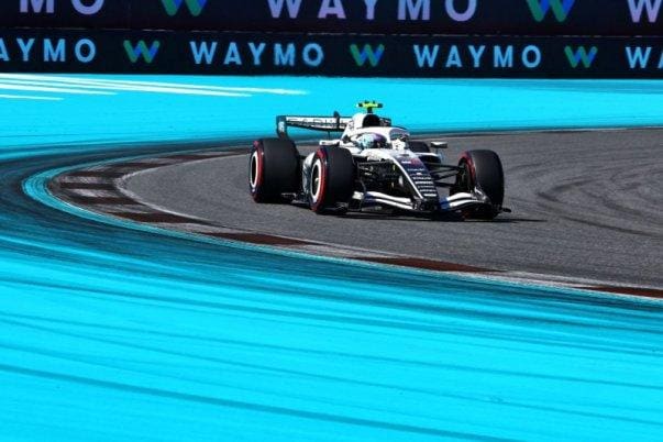 Cadillac F1 Takımı'nın 2026 aracı pistte test sürüşü yaparken.