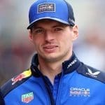 Max Verstappen Red Bull aracıyla pistte, zafer kutlaması (Verstappen ve Red Bull)