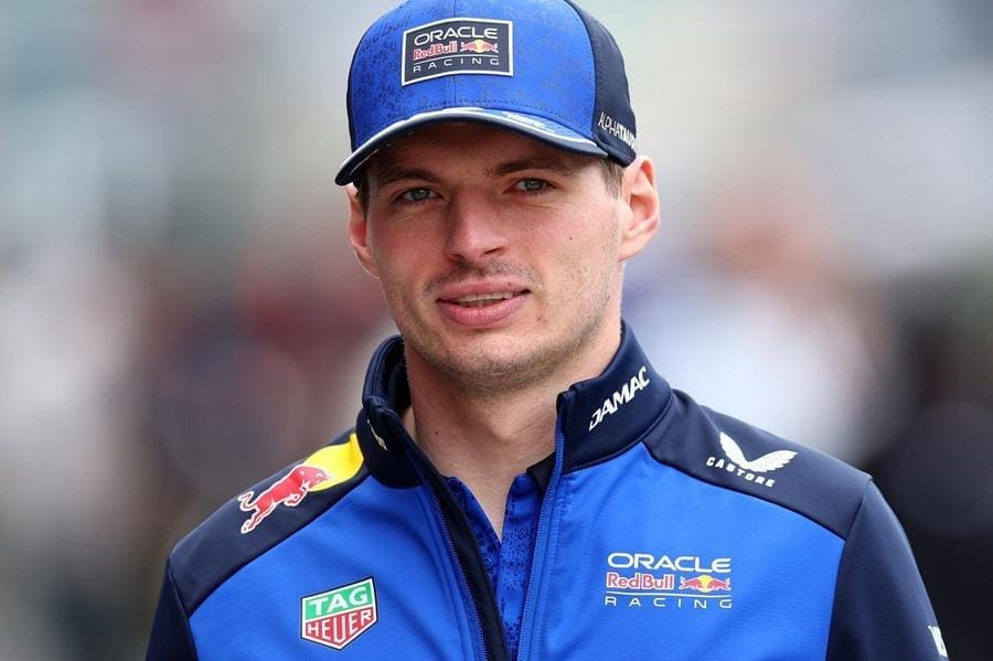 Max Verstappen Red Bull aracıyla pistte, zafer kutlaması (Verstappen ve Red Bull)