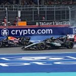 F1 araçları pistte yarışırken, 50/50 güç oranı geleceği şekillendiriyor