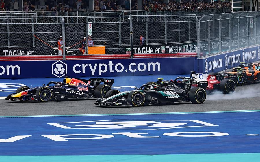 F1 araçları pistte yarışırken, 50/50 güç oranı geleceği şekillendiriyor