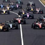 Formula 1 aracı pistte yarışıyor, F1 gelirleri vurgulanıyor, 125 karakter max