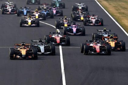 Formula 1 aracı pistte yarışıyor, F1 gelirleri vurgulanıyor, 125 karakter max