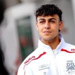 Racing Bulls pilotu Arvid Lindblad, F1 aracında yarışa hazırlanıyor.