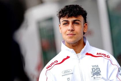 Racing Bulls pilotu Arvid Lindblad, F1 aracında yarışa hazırlanıyor.