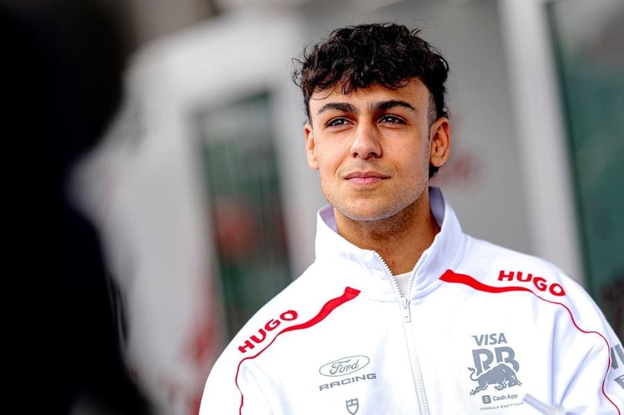 Racing Bulls pilotu Arvid Lindblad, F1 aracında yarışa hazırlanıyor.