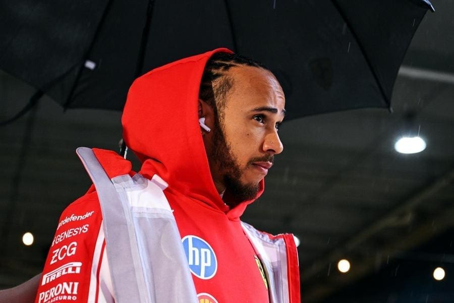 Lewis Hamilton Ferrari'siyle Miami'de Hamilton'dan Vice City konseptli video çekiyor.