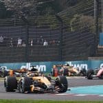 F1 aracı pistte, elektrik gücü vurgusu, 125 karakter max