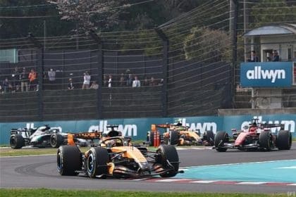 F1 aracı pistte, elektrik gücü vurgusu, 125 karakter max