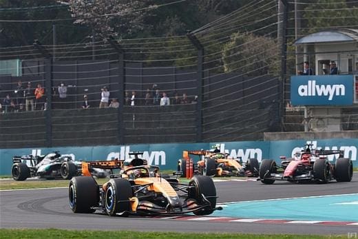 F1 aracı pistte, elektrik gücü vurgusu, 125 karakter max