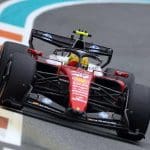 Formula 1 aracı pistte yarışıyor, F1 Motor Sesi ile heyecan dorukta
