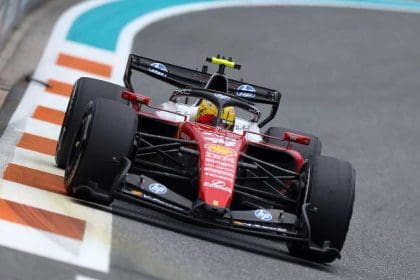 Formula 1 aracı pistte yarışıyor, F1 Motor Sesi ile heyecan dorukta