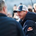 Max Verstappen GT3 aracıyla yarışırken, agresif sürüş stilini sergiliyor.