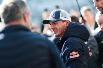 Max Verstappen GT3 aracıyla yarışırken, agresif sürüş stilini sergiliyor.