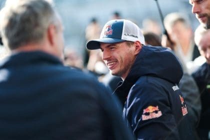 Max Verstappen GT3 aracıyla yarışırken, agresif sürüş stilini sergiliyor.