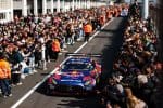 Max Verstappen GT3 yarışında aracıyla aksiyon halinde, Red Bull renkleri, 120 karakter
