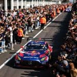Max Verstappen GT3 yarışında aracıyla aksiyon halinde, Red Bull renkleri, 120 karakter