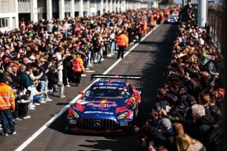 Max Verstappen GT3 yarışında aracıyla aksiyon halinde, Red Bull renkleri, 120 karakter