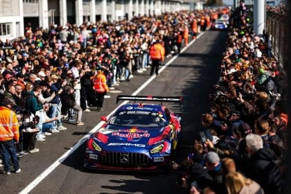 Max Verstappen GT3 yarışında aracıyla aksiyon halinde, Red Bull renkleri, 120 karakter