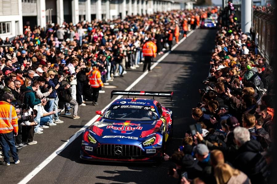 Max Verstappen GT3 yarışında aracıyla aksiyon halinde, Red Bull renkleri, 120 karakter