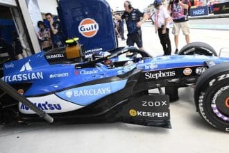 Carlos Sainz, Williams garajında, 2026 ağırlık sorunu çalışmaları