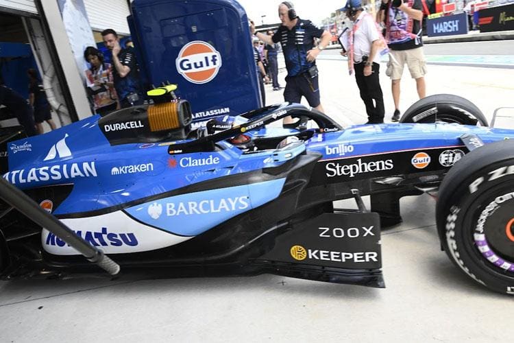 Carlos Sainz, Williams garajında, 2026 ağırlık sorunu çalışmaları