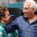Fernando Alonso, Aston Martin aracıyla pistte sürüş yaparken