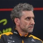 Mercedes F1 aracı pistte yarışırken, Mercedes F1 hızı dikkat çekiyor (125 karakter max)