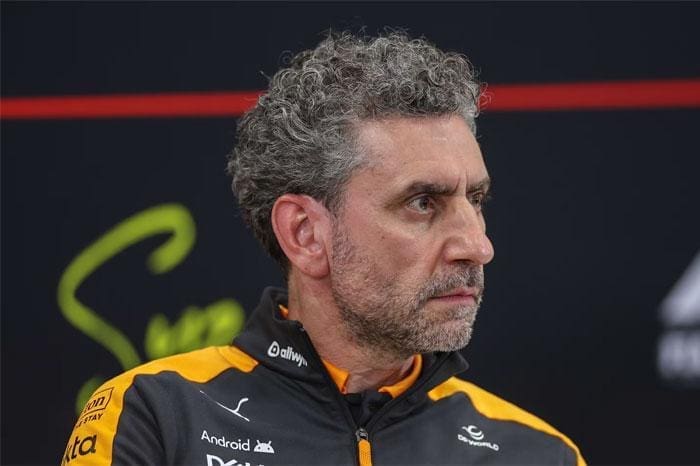 Mercedes F1 aracı pistte yarışırken, Mercedes F1 hızı dikkat çekiyor (125 karakter max)