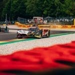 BMW'nin Spa 6 Saat zaferini kutlayan araç, podyumda şampanya patlatıyor.